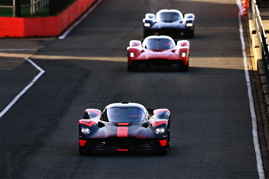 Max Verstappen Alex Albon Test Aston Martin Valkyrie