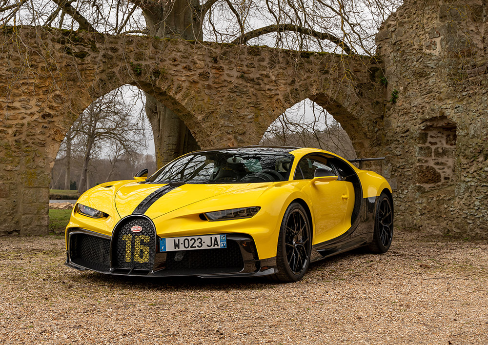 Bugatti Chiron paris Test Drive