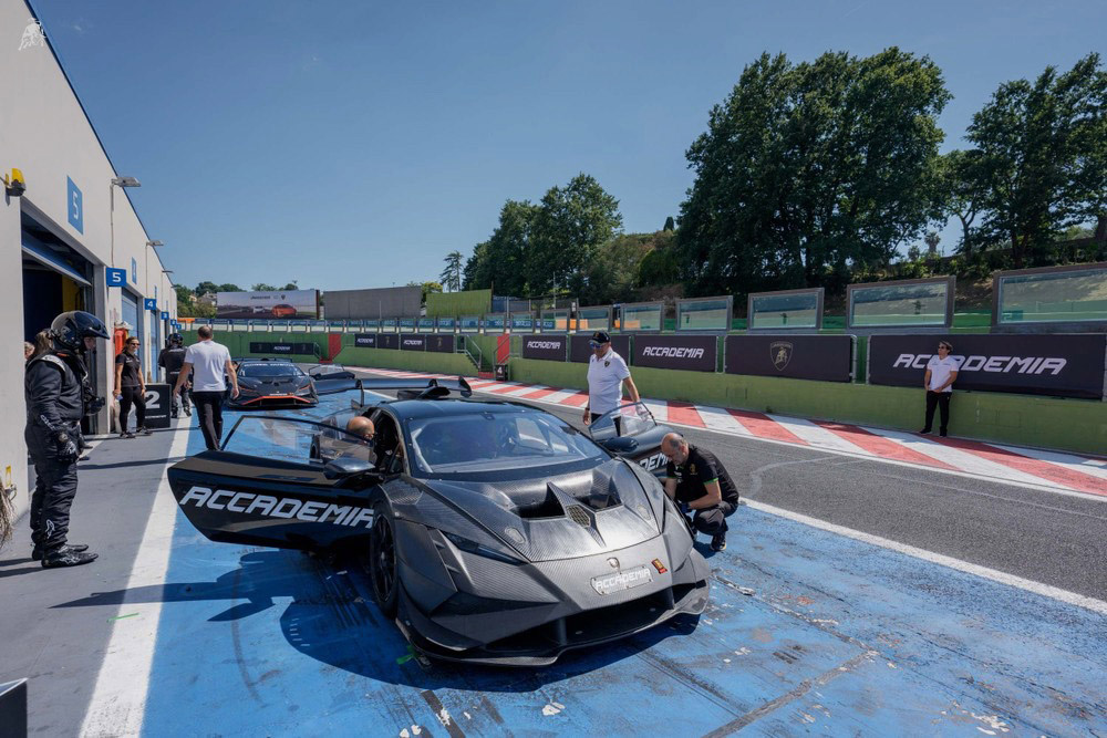 Lamborghini Accademia Mach II in the Temerario