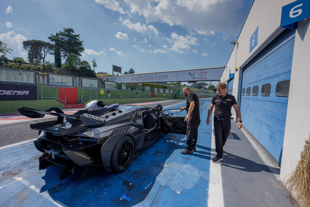 Lamborghini Accademia Mach II in the Temerario